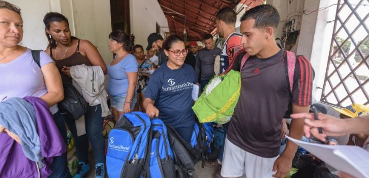 Rucksäcke von Samaritan's Purse werden an Flüchtlinge aus Venezuela gegeben