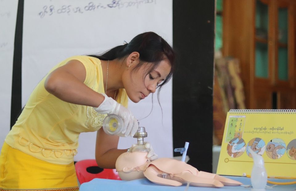 Hebamme wird in medizinischer Hilfe ausgebildet in Myanmar