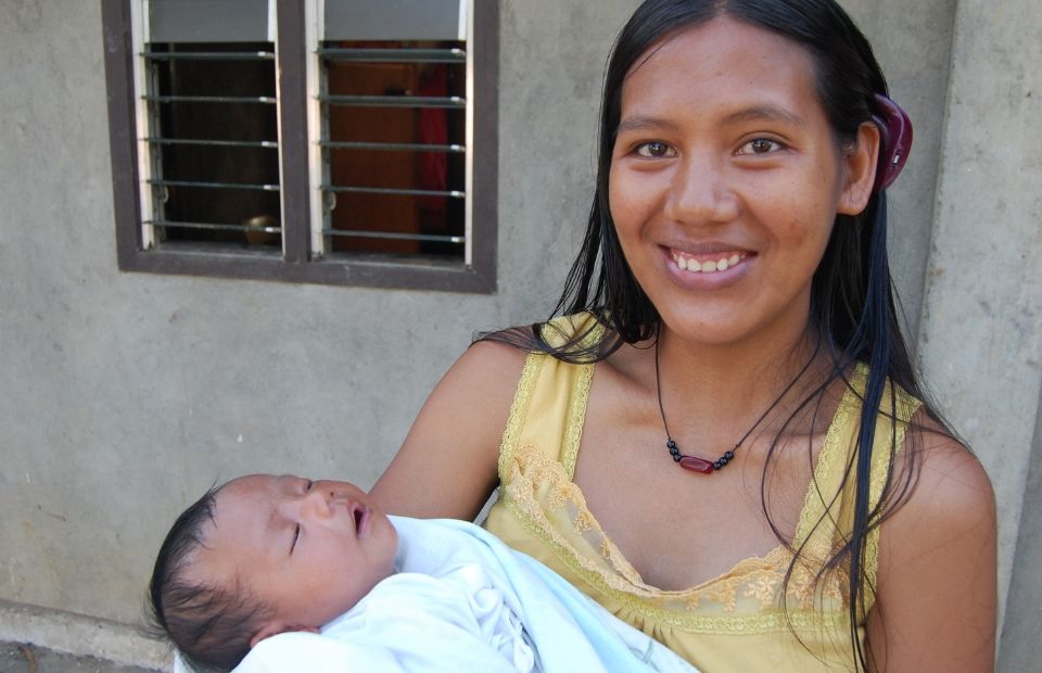 Mutter mit Baby auf Arm Philippinen