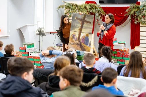 Tatiana beim Programm der Weihnachtsfeier