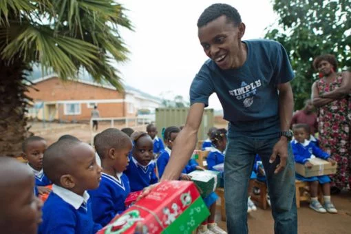 Alex verteilt Schuhkartons Alex verteilt Schuhkartons