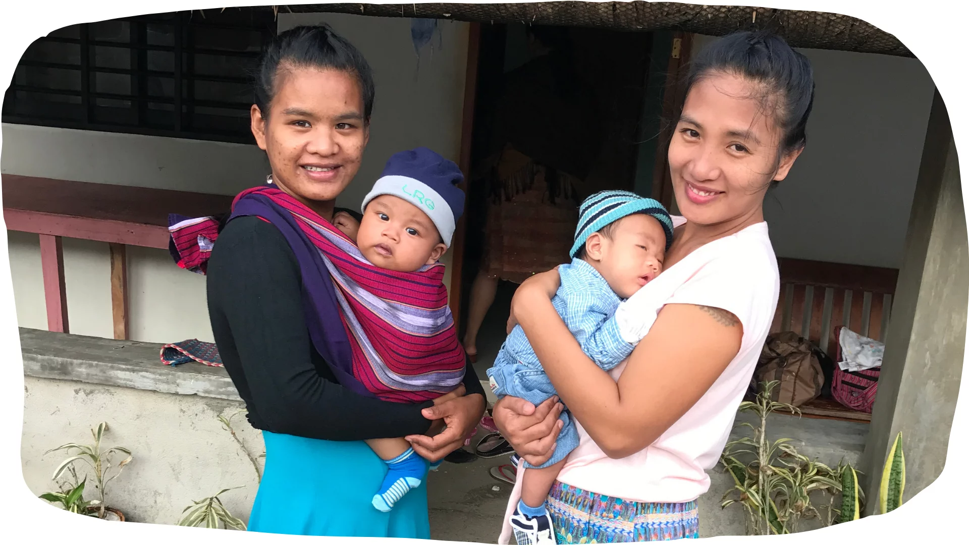 Zwei stolze Mütter mit Babys