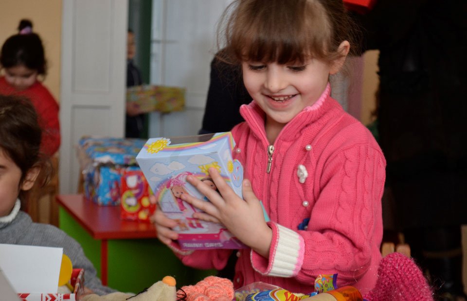 Kinder in Georgien erhalten Geschenk durch "Weihnachten im Schuhkarton"