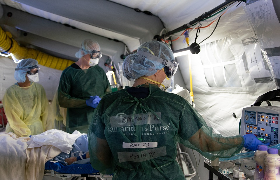 DART-Mitarbeiter bei einem Einsatz im mobilen Notfallkrankenhaus von Samaritan's Purse Ärzte kümmern sich um einen Corona-Patienten in unserem mobilen Notfallkrankenhaus in Cremona (Italien)