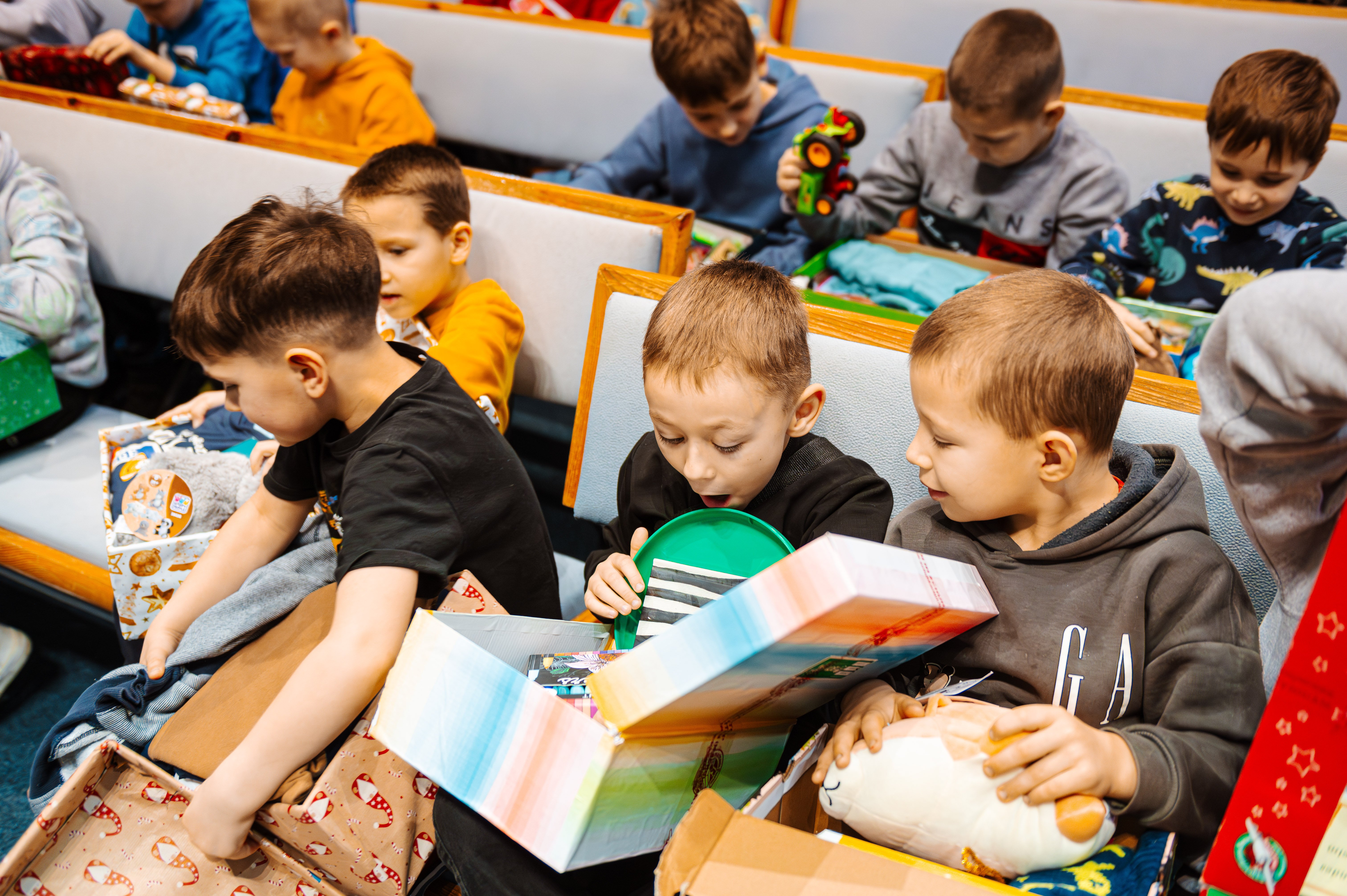 Ukrainischer Junge beim Auspacken von Schuhkartons Ukrainischer Junge beim Auspacken von Schuhkartons