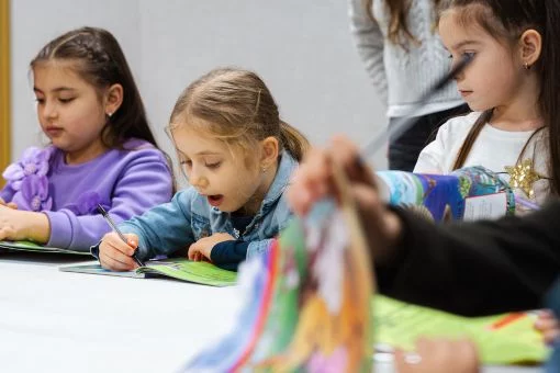 Eine kleine Teilnehmerin liest vor