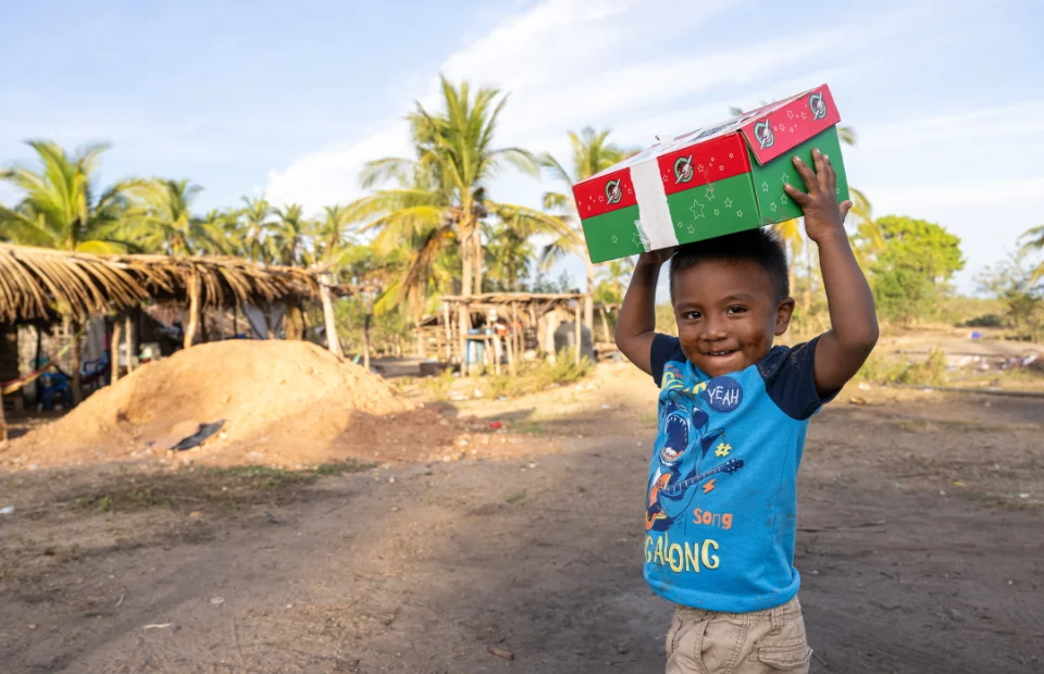 Junge mit Schuhkarton auf dem Kopf