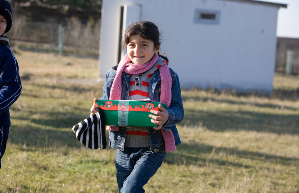 Kinder in der Slowakei erhalten Geschenk durch "Weihnachten im Schuhkarton"