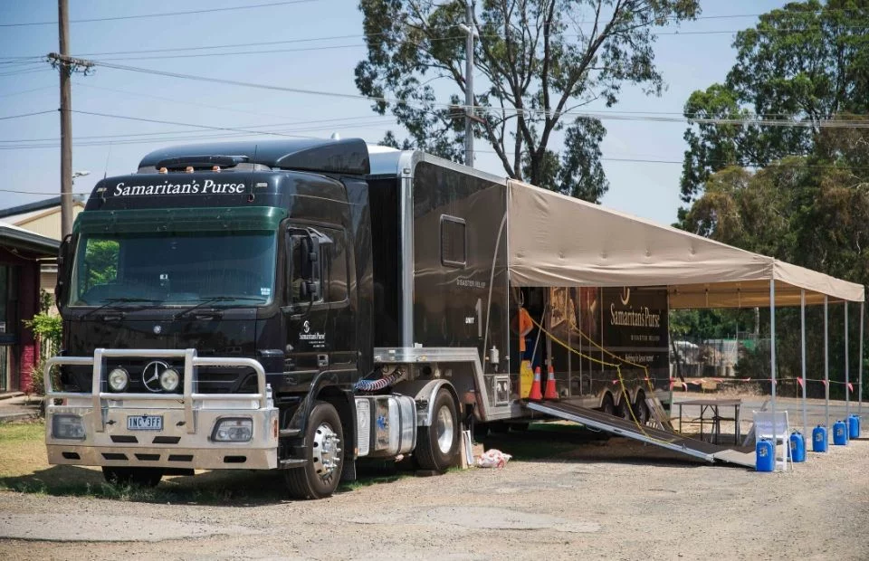 Moderne EInsatztrucks von Samaritan's Purse führen wichtiges Equipment mit