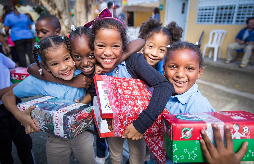 Kinder freuen sich über "Weihnachten im Schuhkarton"
