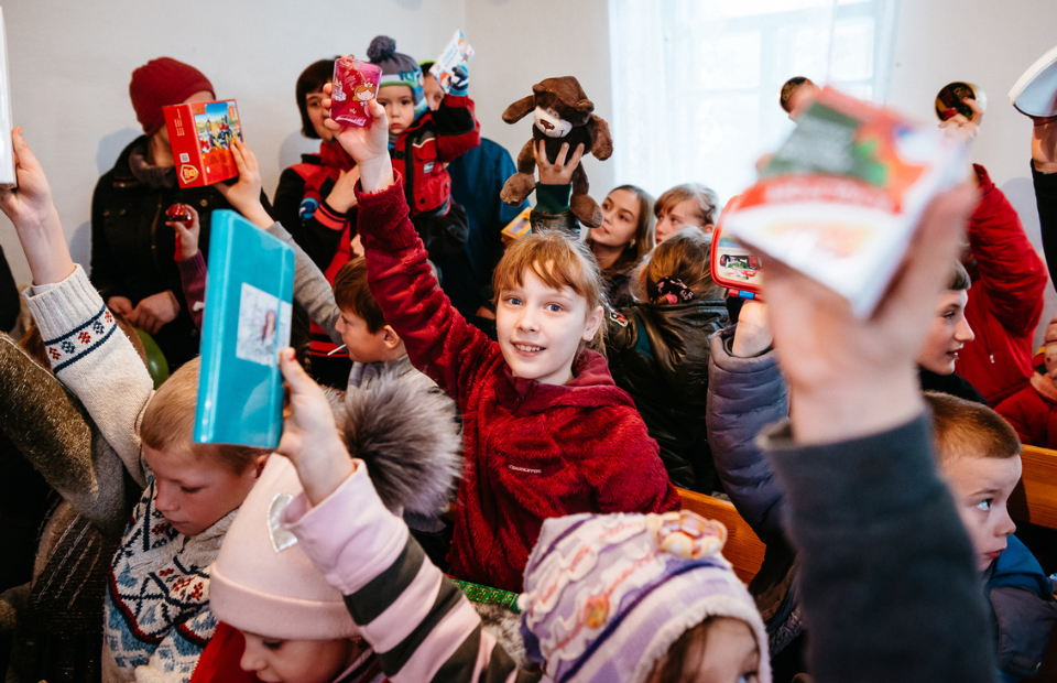 Kinder in der Ukraine erhalten Geschenk durch "Weihnachten im Schuhkarton"
