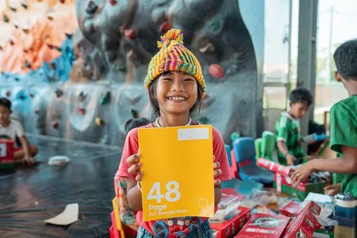 Große Freude über Schulmaterialien