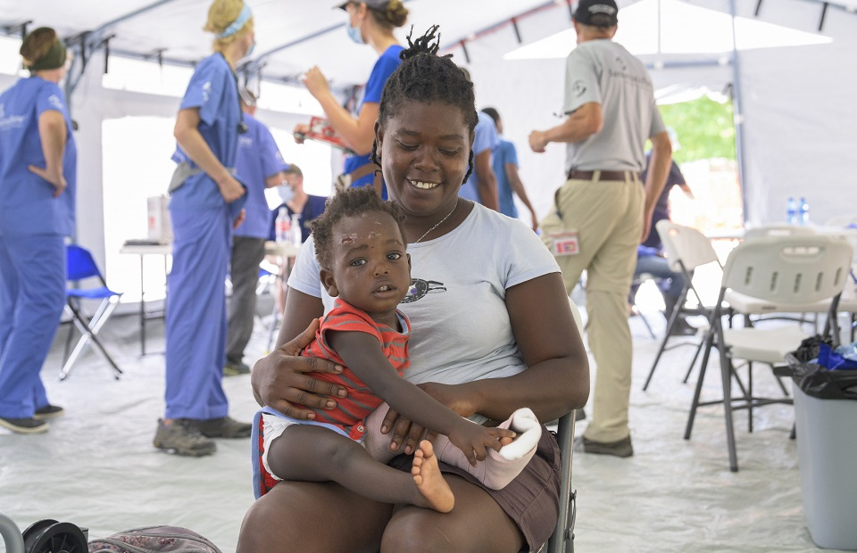 Haiti-Mutter mit Kind im Notfallkrankenhaus von Samaritan's Purse