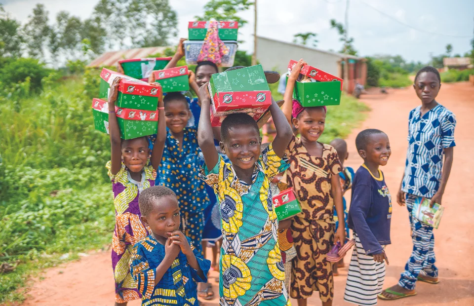 Weltweit wurden in 2024 rund 11,9 Millionen Kinder mit einem Schuhkarton beschenkt.