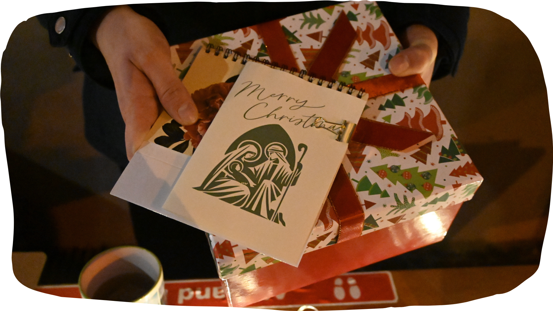 Weihnachtskarten und Geschenke für die Frauen