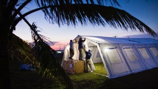 Aufbau des mobilen Krankenhauses von Samaritan's Purse auf den Bahamas
