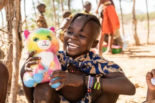 Ein Kätzchen bewirkt ein strahlendes Lachen