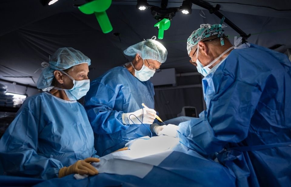 Operation im mobilen Krankenhaus von Samaritan's Purse
