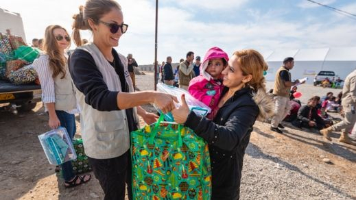 Hilfsgüter werden von Samaritan's Purse an syrische Flüchtlinge übergeben.