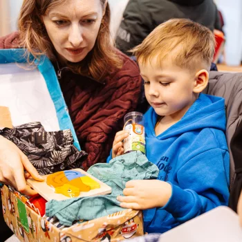 Kind mit Schuhkartongeschenk