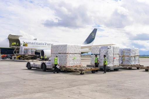 Unser Frachtflugzeug wird entladen