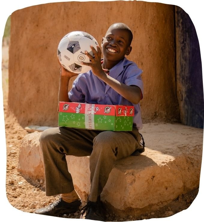 Oskar mit WOW-Geschenk Fußball