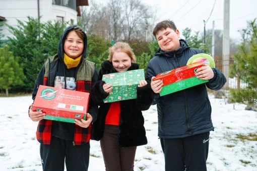 Kinder mit Schuhkartongeschenken in Moldau
