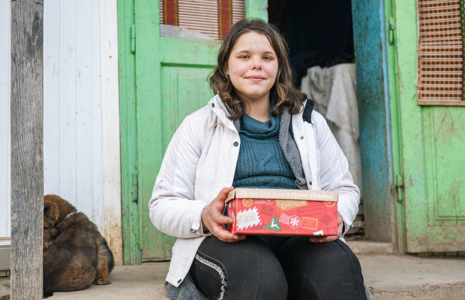 Kinder in Rumänien erhalten Geschenk durch "Weihnachten im Schuhkarton"