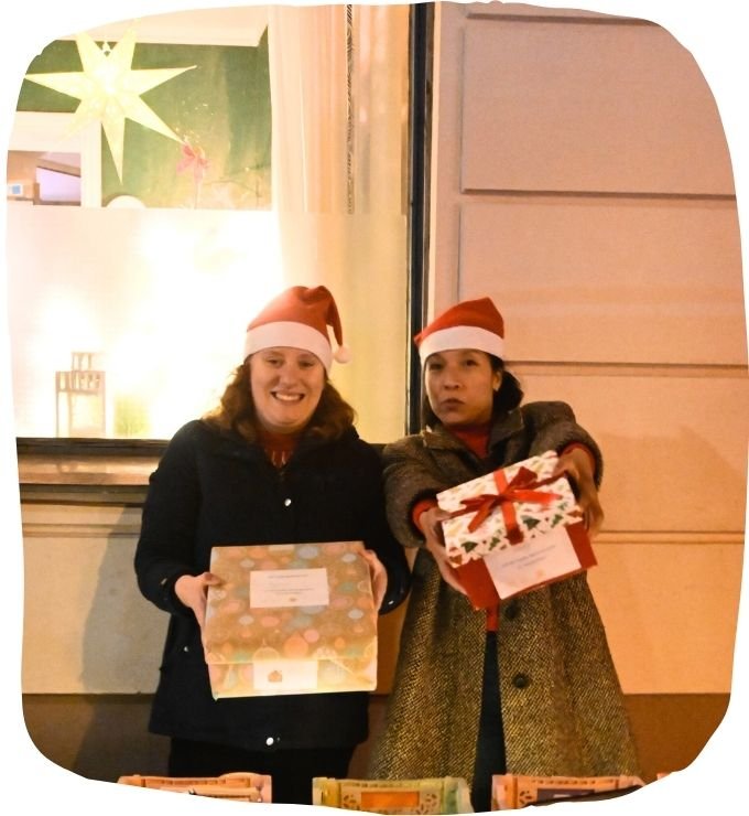 Verteilung von Hope Boxen vor dem Café