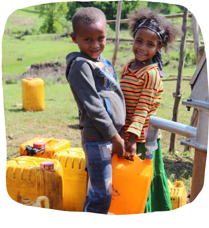 Dorfkinder an der Wasserpumpe
