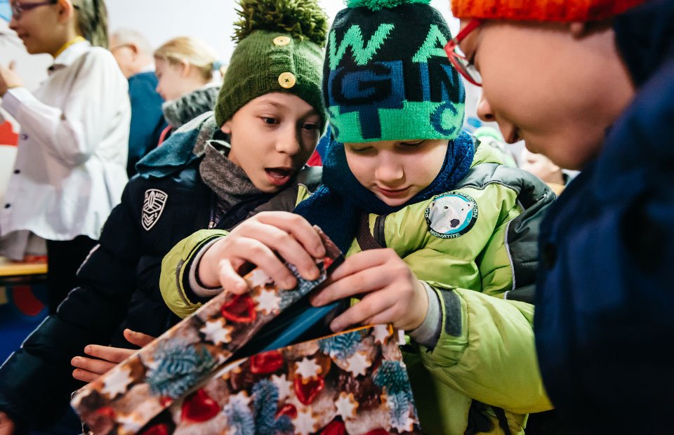 Kinder in Litauen erhalten Geschenk durch "Weihnachten im Schuhkarton"