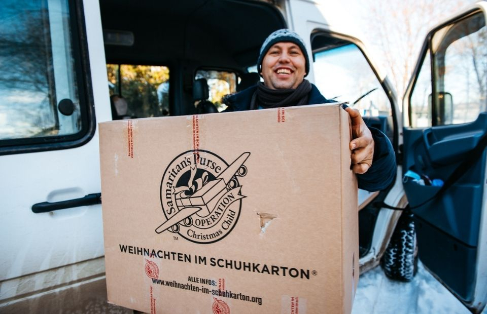 Als Unternehmensfiliale Sammelstelle für "Weihnachten im Schuhkarton" werden