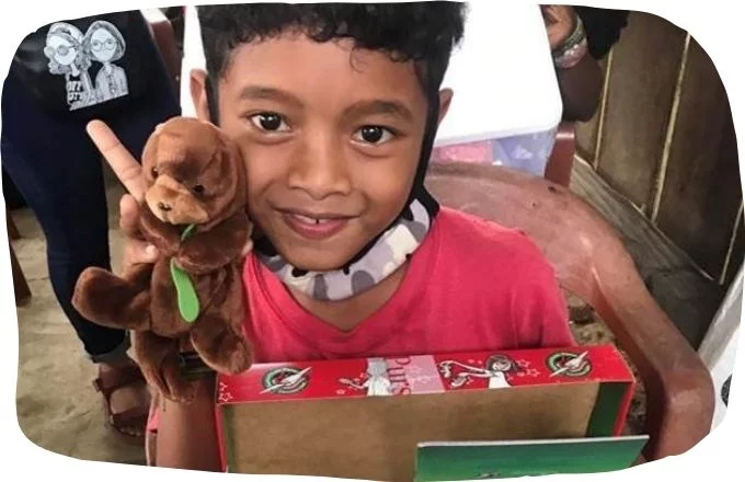 Junge mit seinem neuen Kuscheltier