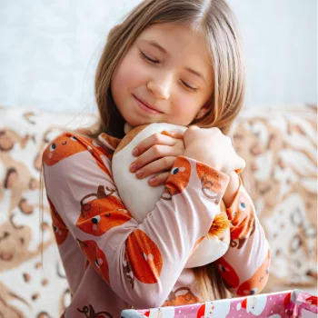 Mädchen mit Kuscheltier