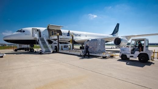 Samaritan's Purse belädt Flugzeug auf die Bahamas