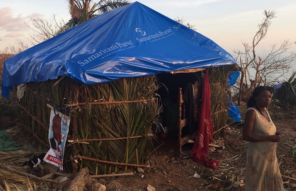 Zeltplane auf zerstörtem Haus nach Hurrikan Matthew