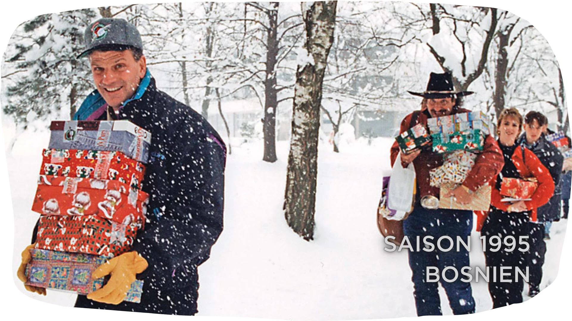 1995: Franklin Graham bringt Schuhkartongeschenke nach Bosnien.