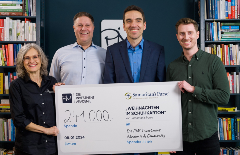 Die PJM Investment Akademie spendet für "Weihnachten im Schuhkarton"