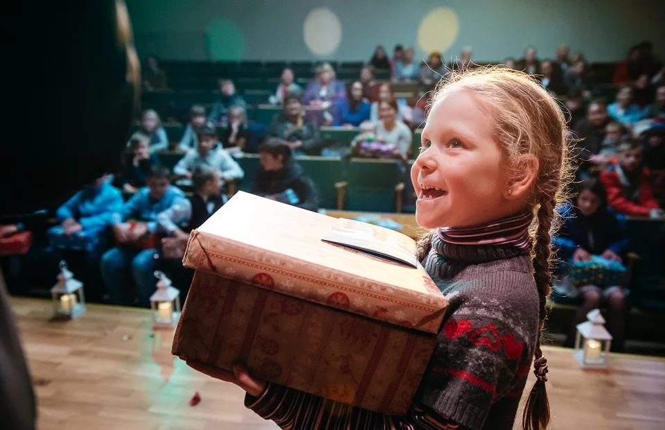 Weihnachten im Schuhkarton ist die beliebteste Geschenkaktion Mädchen strahlt über Schuhkarton