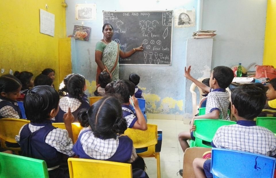 Schulunterricht für indische Kinder in einem Klassenzimmer