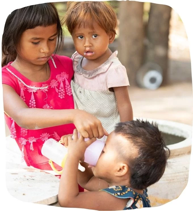 Kinder trinken aus einem Wasserfilter