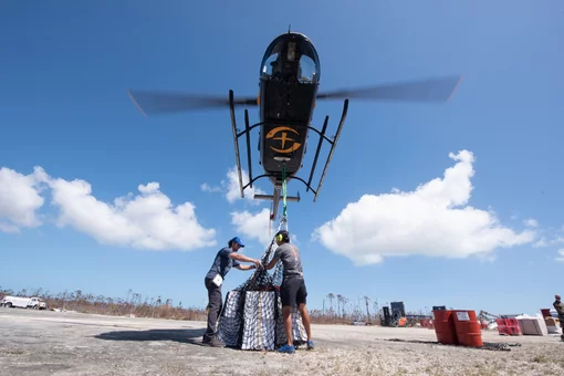 Hilfsgüterlieferung per Helikopter