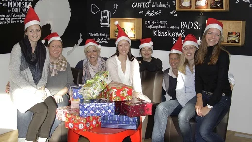 Diese Mitarbeiterinnen des Kaffeeproduzenten Melitta packten fleißig Schuhkartons Melitta-Mitarbeiter beteiligten sich an Weihnachten im Schuhkarton