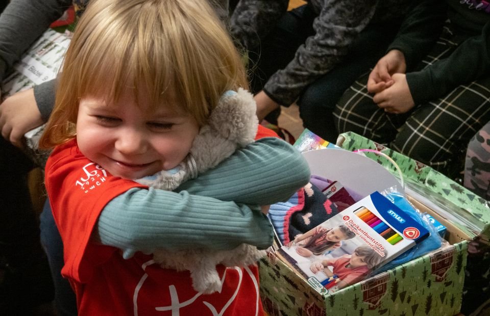 Geschenk packen für arme Kinder