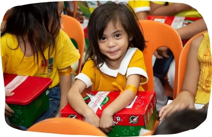 Mädchen mit ihrem Schuhkarton