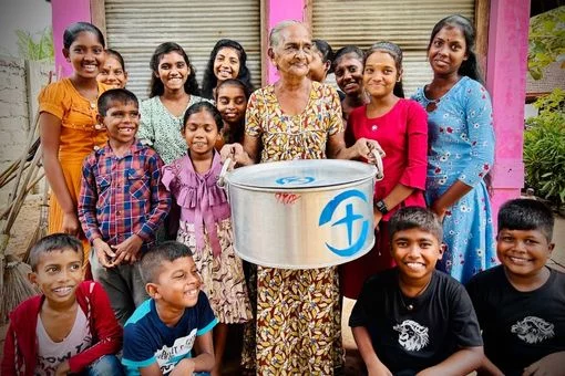 Schüler bei Essensausgabe