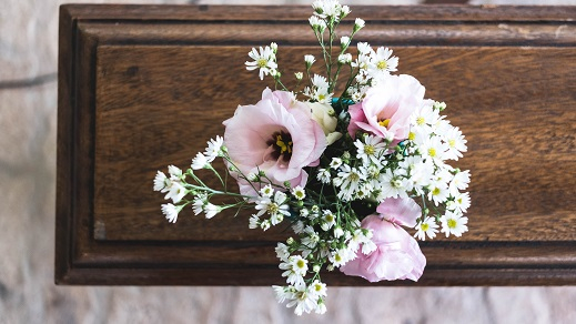 Sarg mit Blumen - Mit einer Anlassspende anlässlich einer Trauerfeier schenken Sie anderen Menschen neue Hoffnung