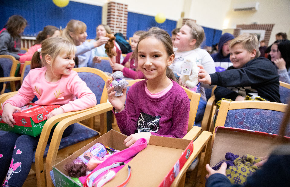 Kinder in Lettland erhalten Geschenk durch "Weihnachten im Schuhkarton"