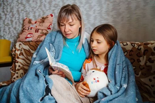 Mutter und Tochter lesen gemeinsam Bibel