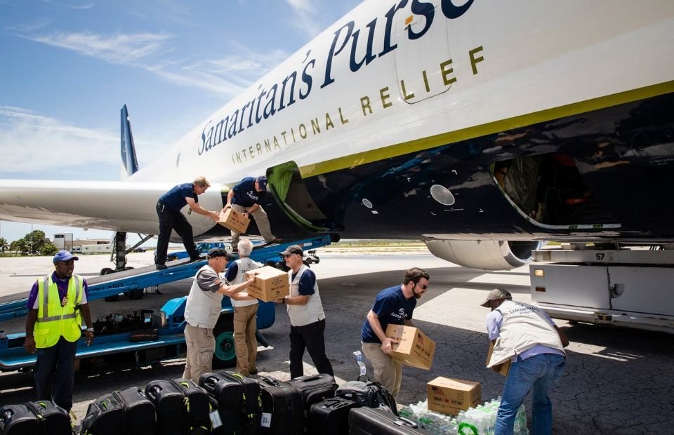 Zahlreiche Menschen sind in die Beladung des Flugzeugs involviert